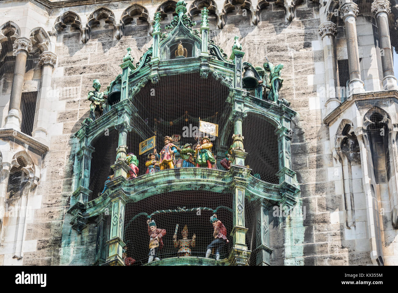 Monaco di Baviera, Germania - 29 Maggio 2016: figure danzanti sulla torre del Marienplatz Municipio nuovo nella famosa Place Square nella città europea Monaco di Baviera, Germania Foto Stock