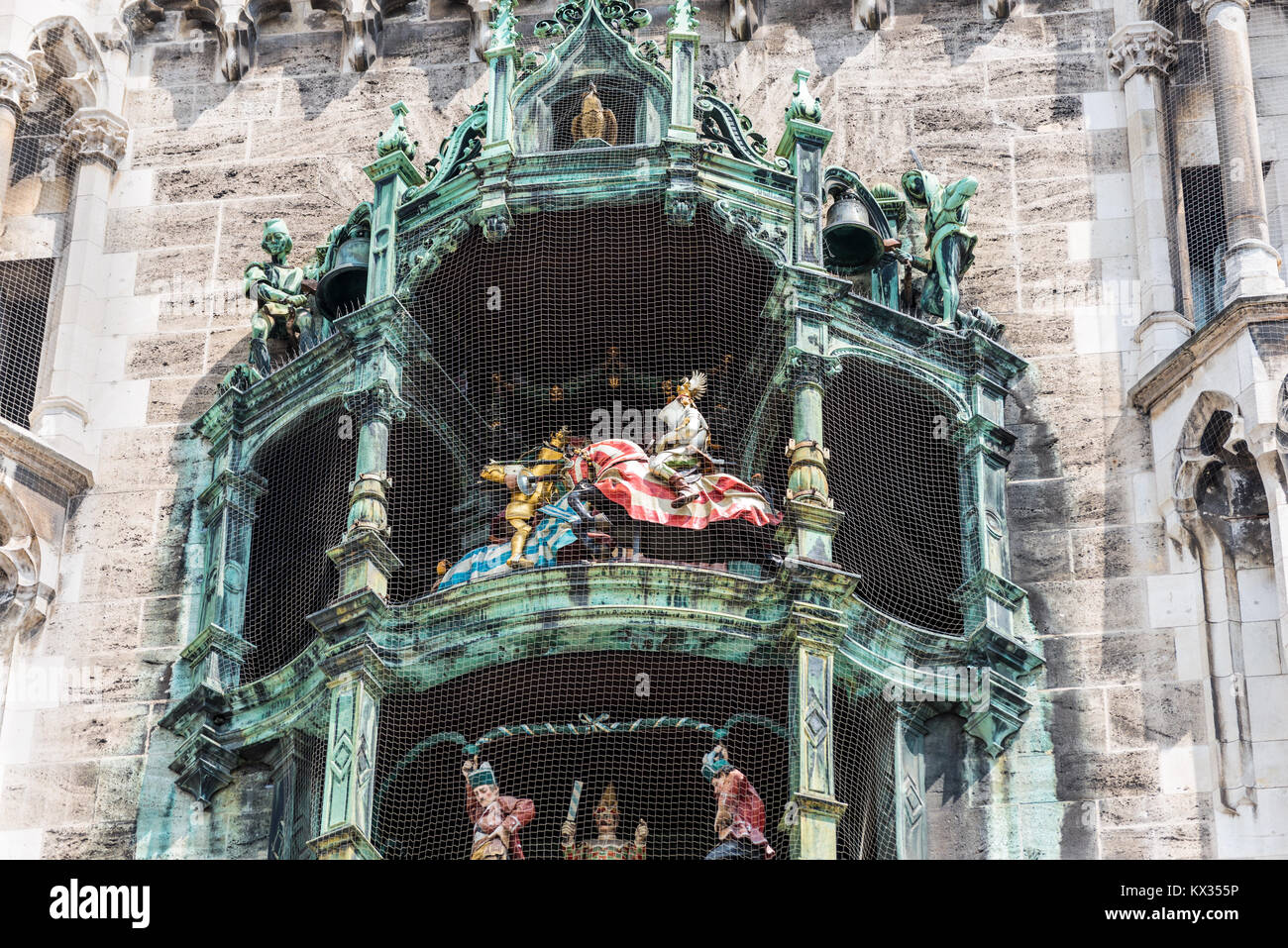 Monaco di Baviera, Germania - 29 Maggio 2016: figure danzanti sulla torre del Marienplatz Municipio nuovo nella famosa Place Square nella città europea Monaco di Baviera, Germania Foto Stock