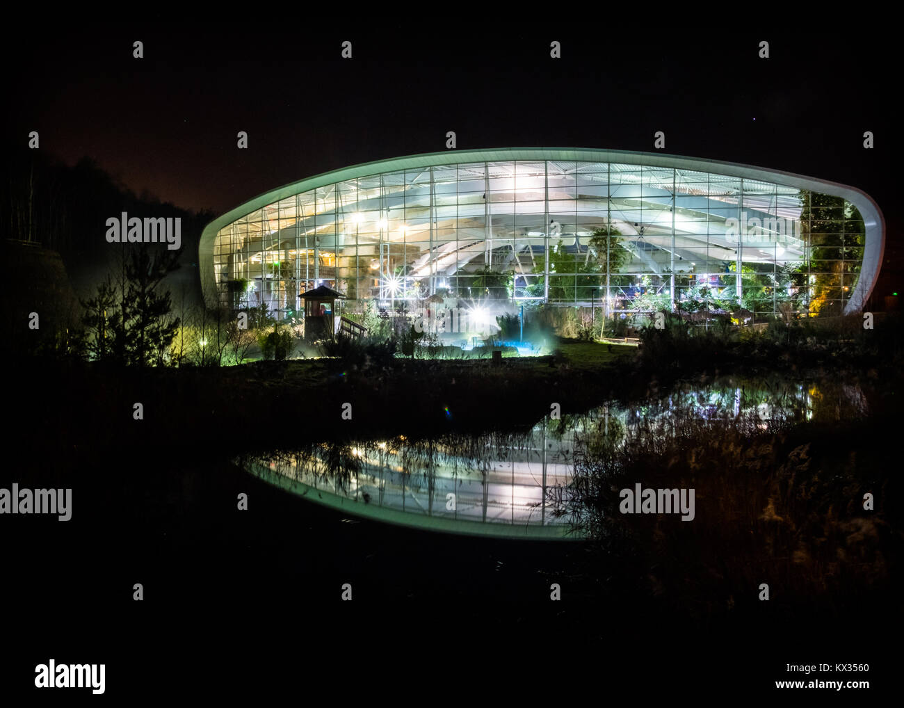 L'Aquadome presso il Center Parcs resort in Woburn illuminata di notte. Foto Stock