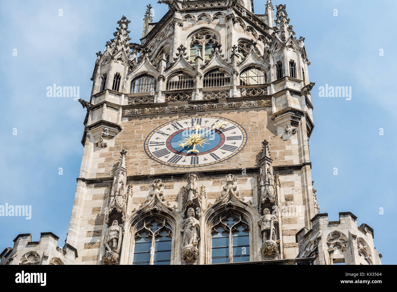 Monaco di Baviera, Germania - 29 Maggio 2016: la torre dell'orologio di New Town Hall in luogo famoso Marienplatz in città europea Monaco di Baviera, in Germania, in Europa. Foto Stock