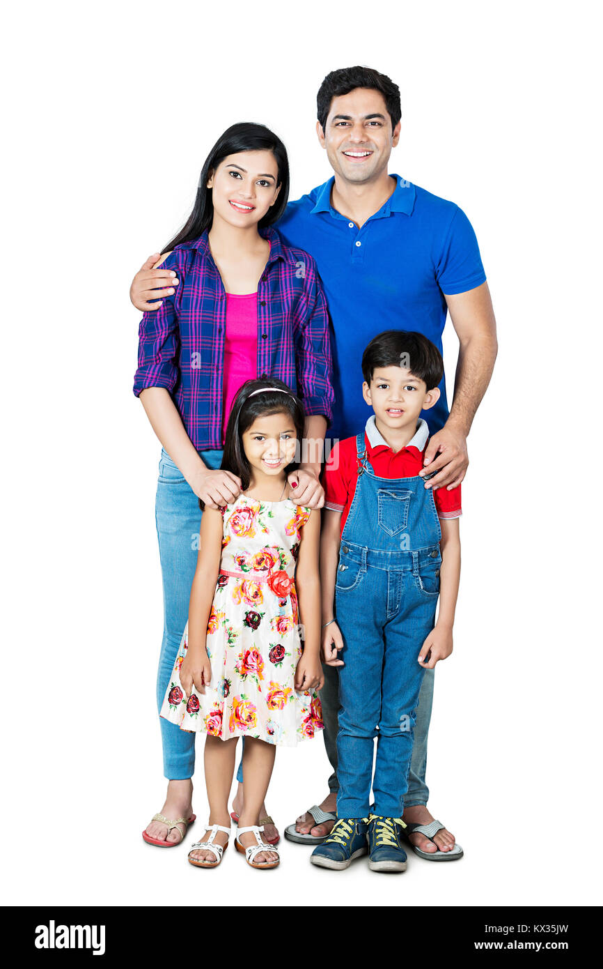 La famiglia felice i genitori e i figli in piedi insieme in studio Shot Foto Stock