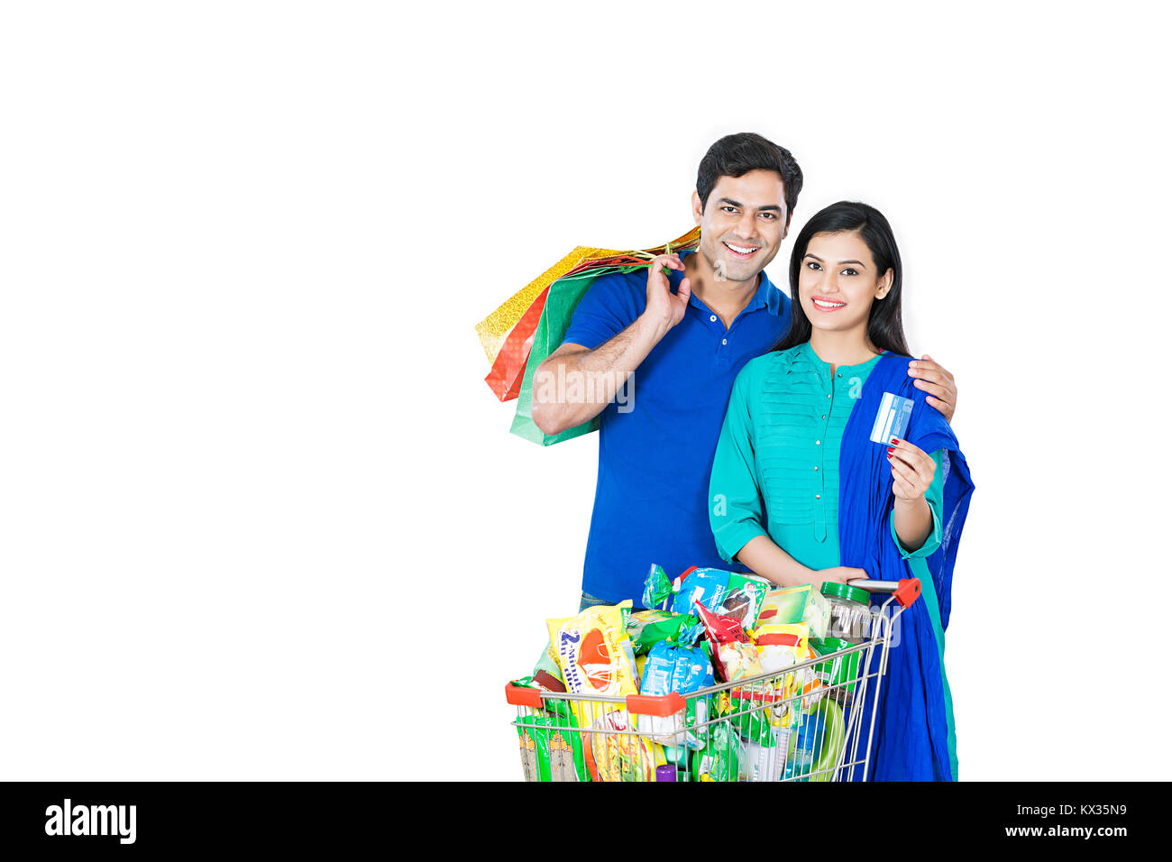Sposato-giovane mostra debito-card con Shopping bag, shopping cart presso un negozio di alimentari. Foto Stock