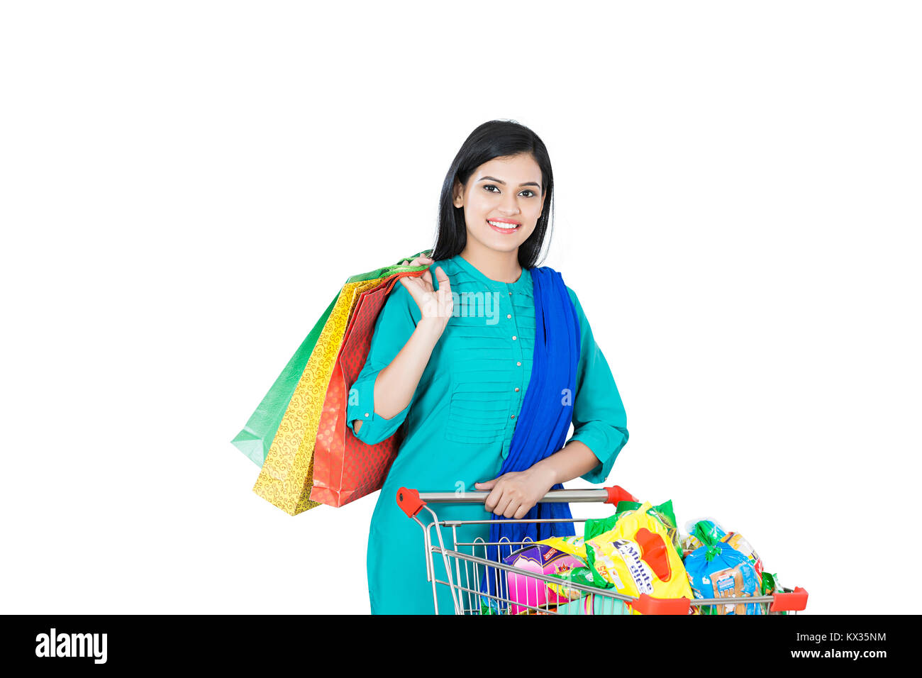 1 Donna che trasportano Shopping Bag con Shopping-Trolley piena di negozi di generi alimentari Foto Stock