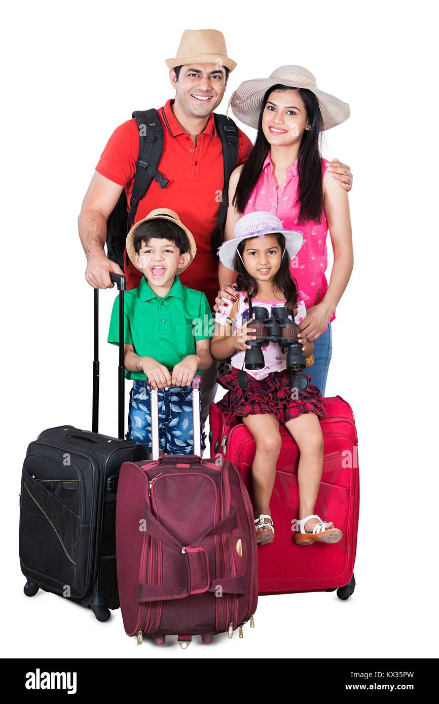 La famiglia felice i genitori e i bambini con i sacchetti di andare in vacanza estiva Foto Stock