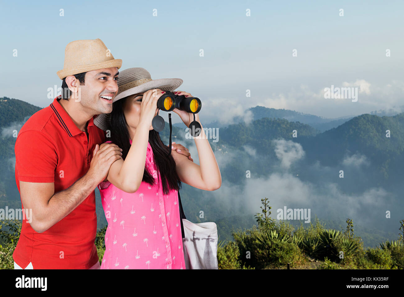 Coppia di sposi luna di miele che guarda lontano binocolo Himachal-Pradesh Hill-Station Foto Stock