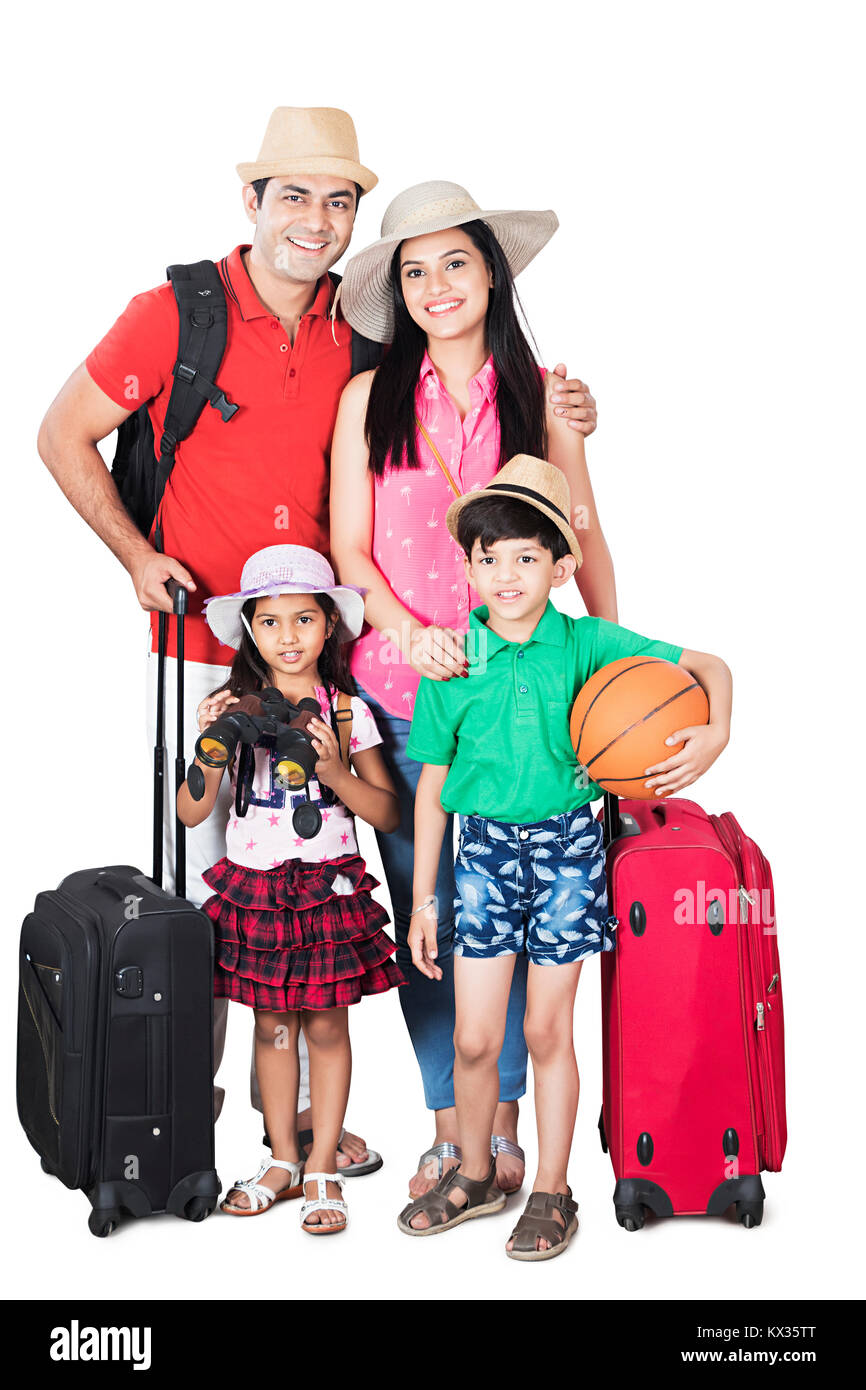 Ritratto di famiglia Studio permanente durante il trasporto del bagaglio per le vacanze Foto Stock