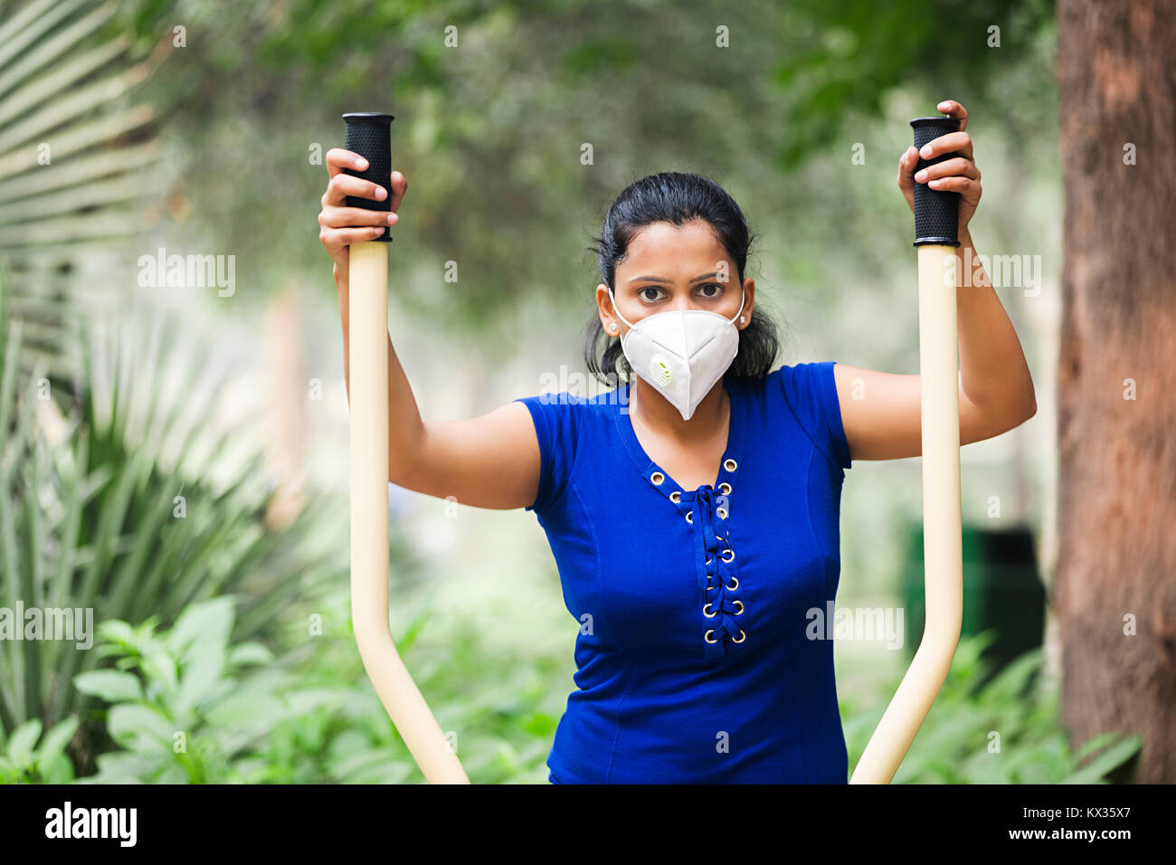 Giovane donna esercizio Palestra Park Work-Out Foto Stock