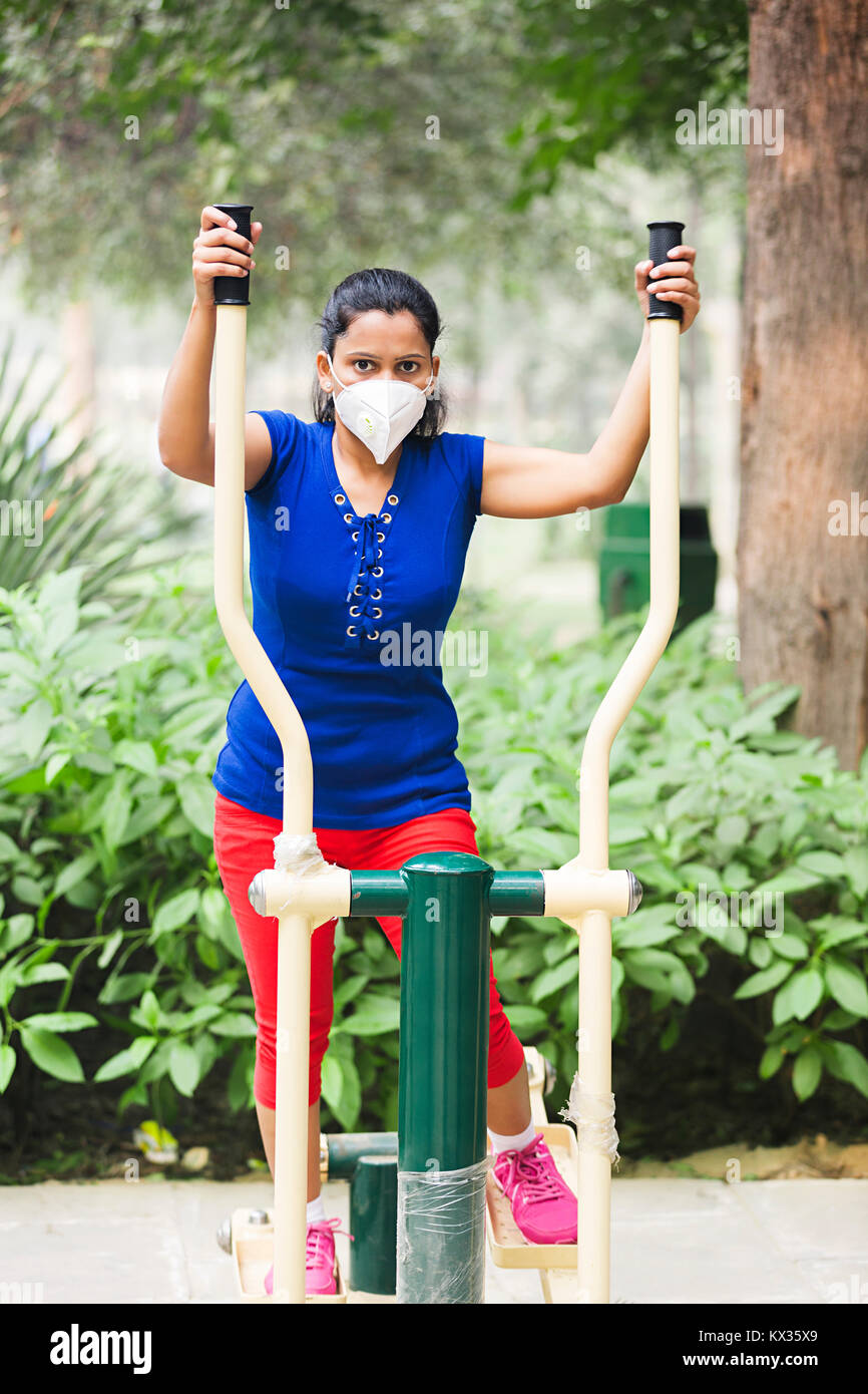 Giovane donna fitness Palestra Park Foto Stock