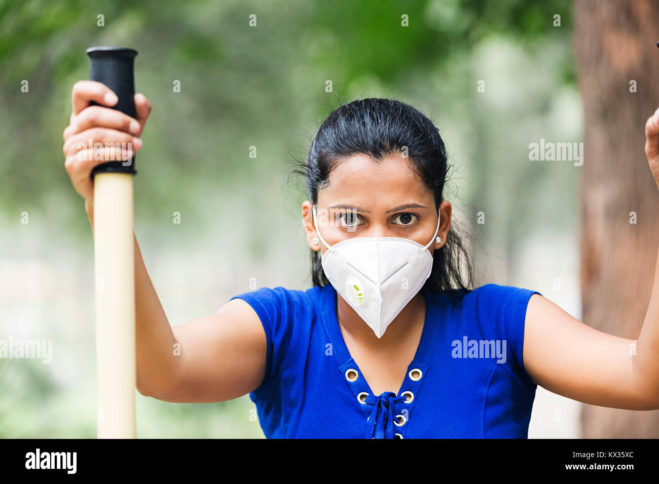 Giovane donna Park Palestra Esercizio dell'inquinamento atmosferico Foto Stock
