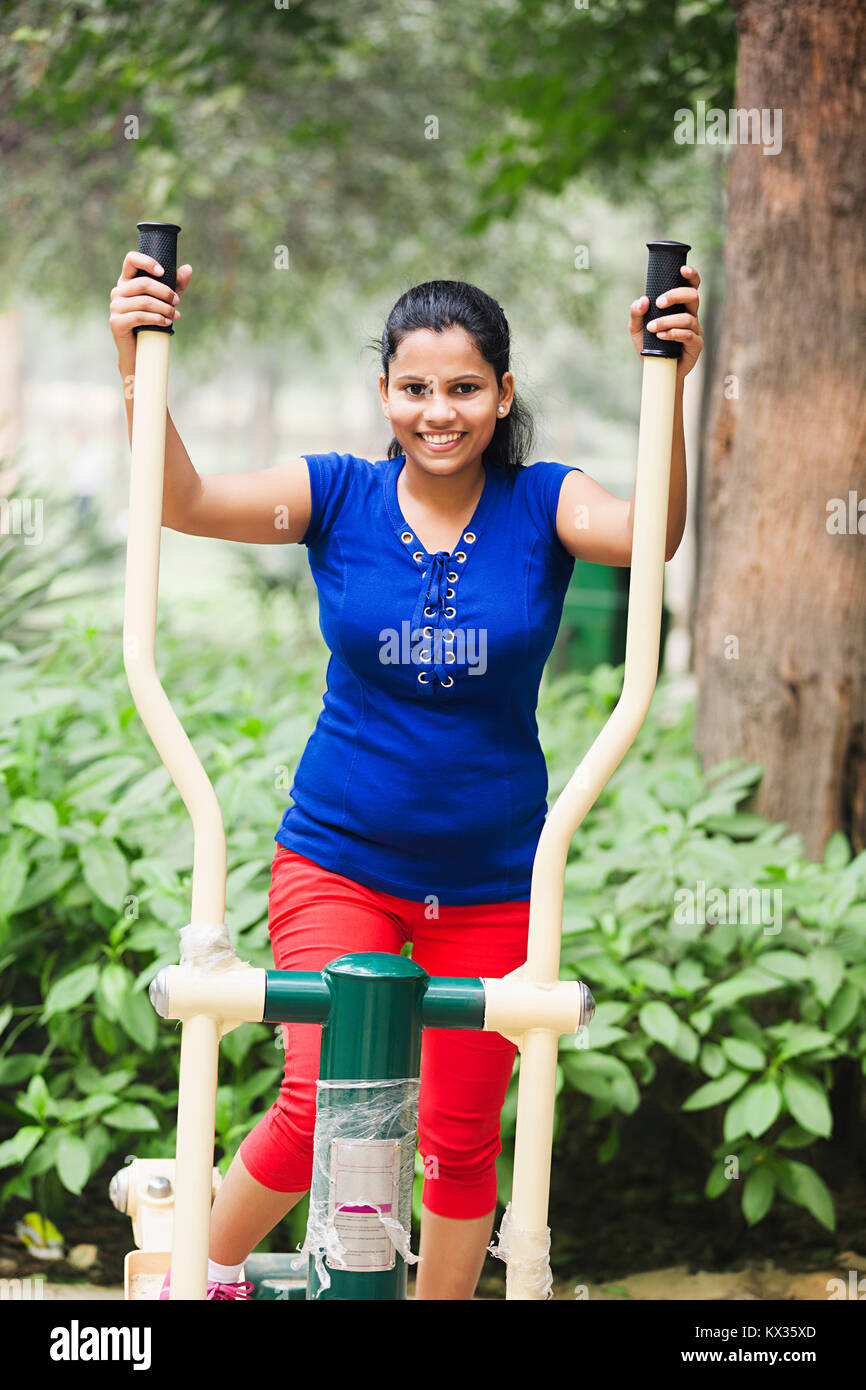Giovane donna palestra esercitando in park Work-Out Foto Stock