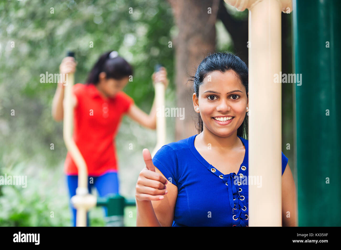 Giovane donna palestra macchina ginnica Park Foto Stock