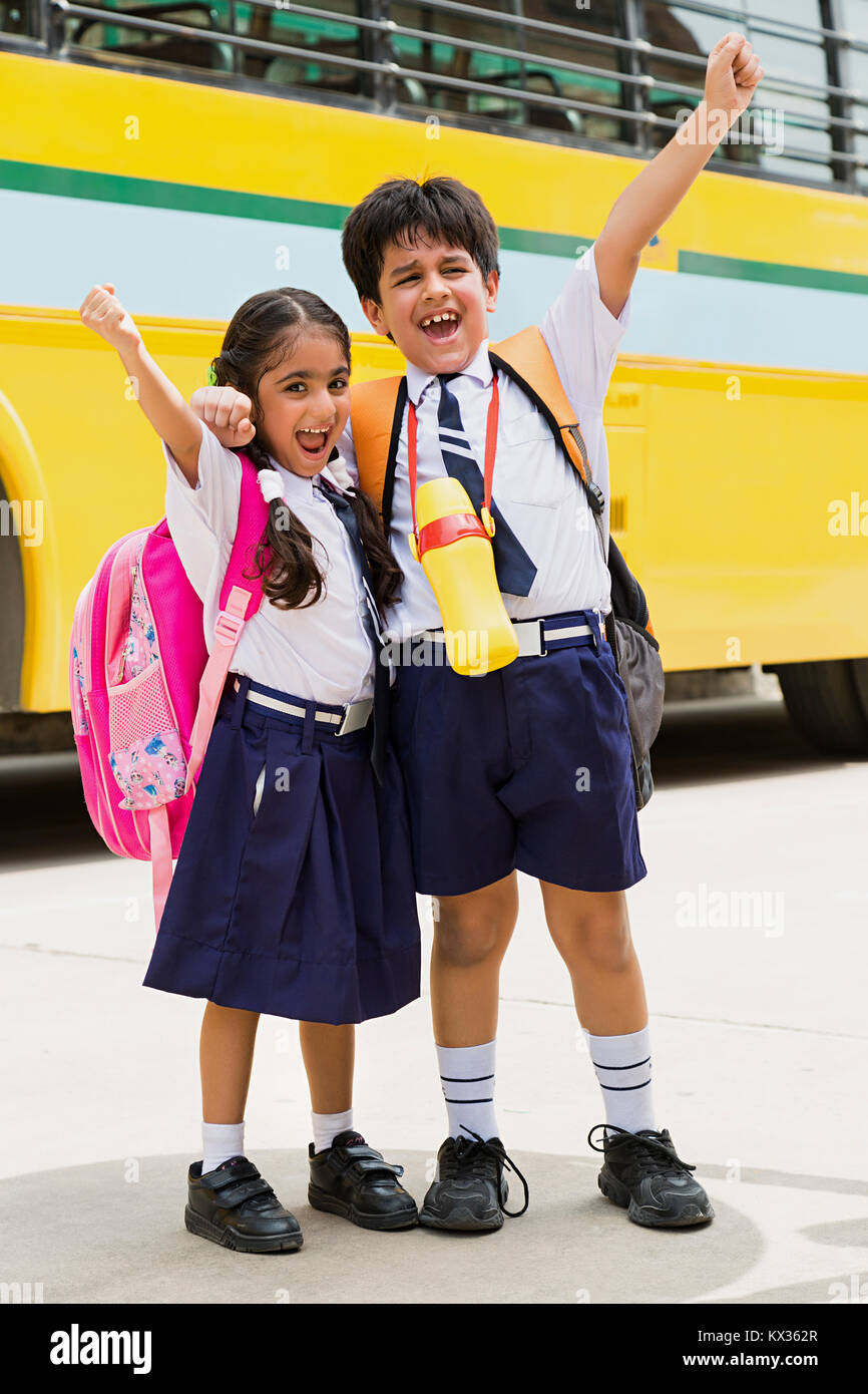 Gridato 2 scuola bambini ragazzo e ragazza studenti insieme permanente Foto Stock