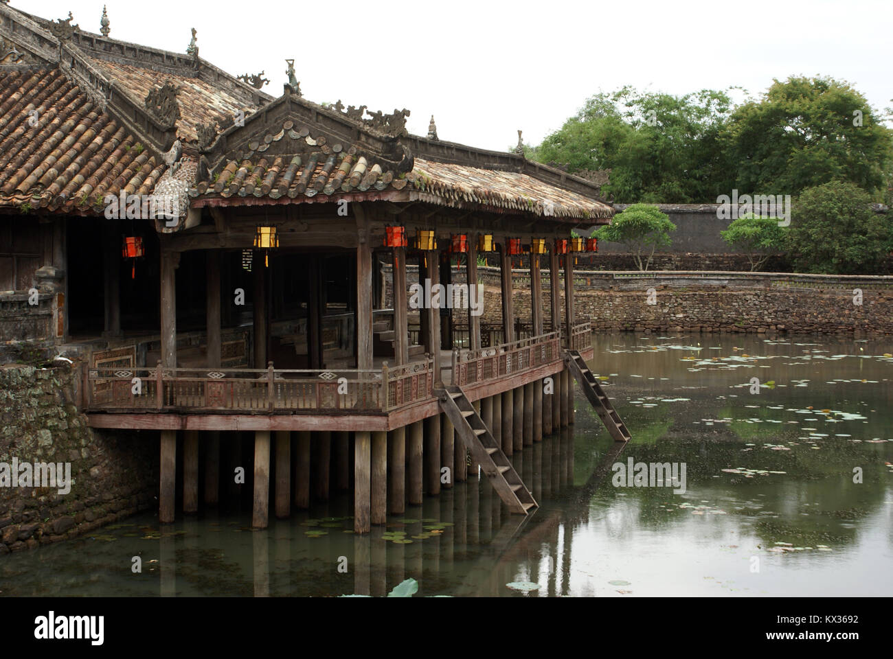 Padiglione in legno e il lago in Tu Duc grave complesso in tinta, Vietnam Foto Stock