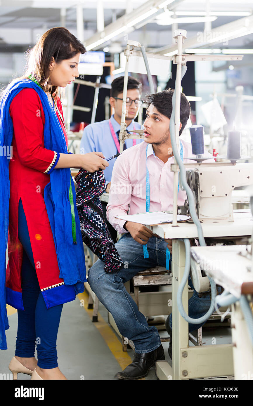 2 Cari Lavoratori collega tailors in piedi compresi fabbrica di cucitura Foto Stock