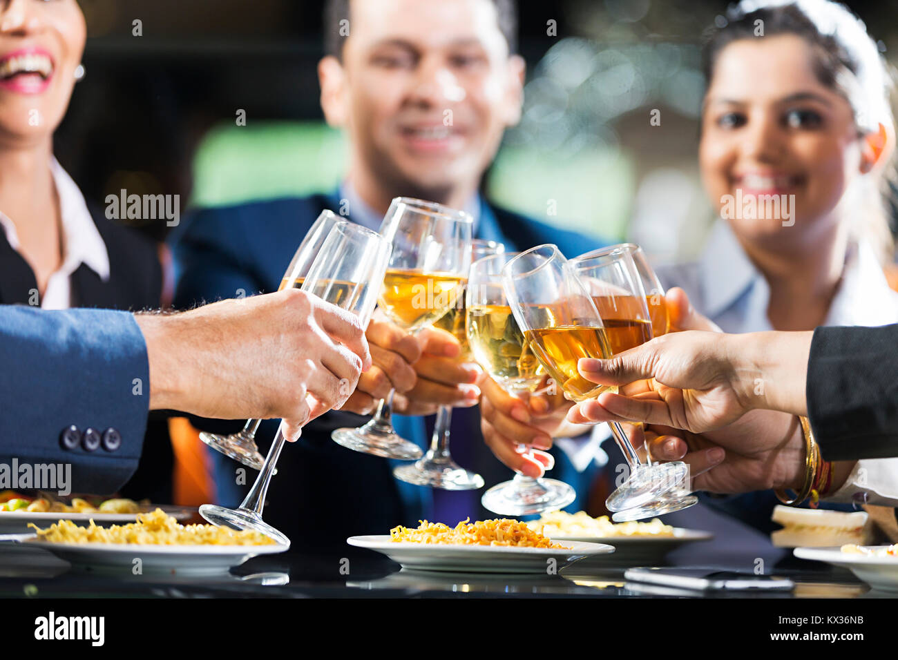 Gruppo tostatura Business-Colleague champagne società evento celebrazione festa ristorante di successo Foto Stock