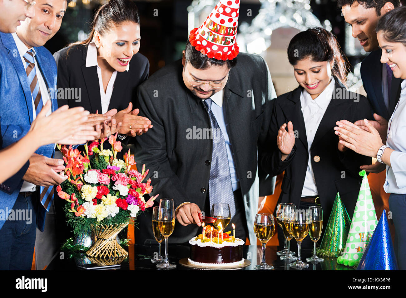 Gruppo imprenditori e imprenditrici colleghi. Dipendente celebrazione di compleanno Party In-Restaurant Foto Stock