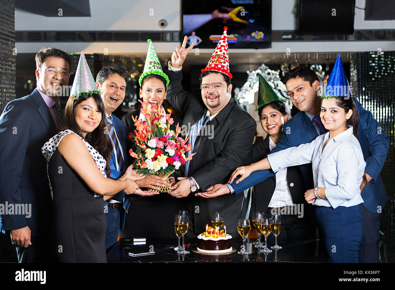 Gruppo imprenditori e imprenditrici.Partner compleanno dando Bouquet celebrazione Party-Hotel Foto Stock