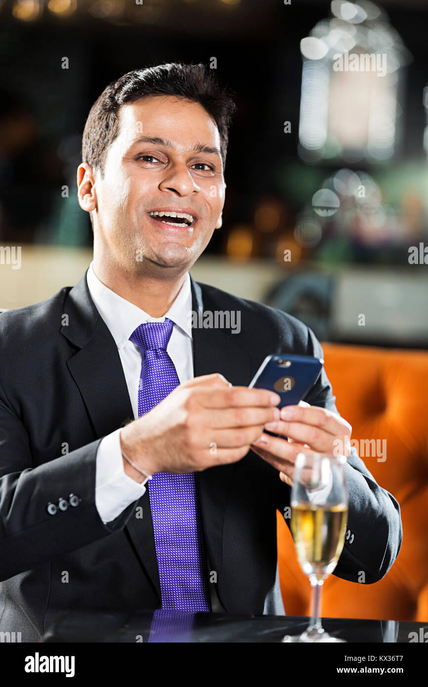 1 Business man Text-Message Invio SMS Cellulare In Hotel Foto Stock