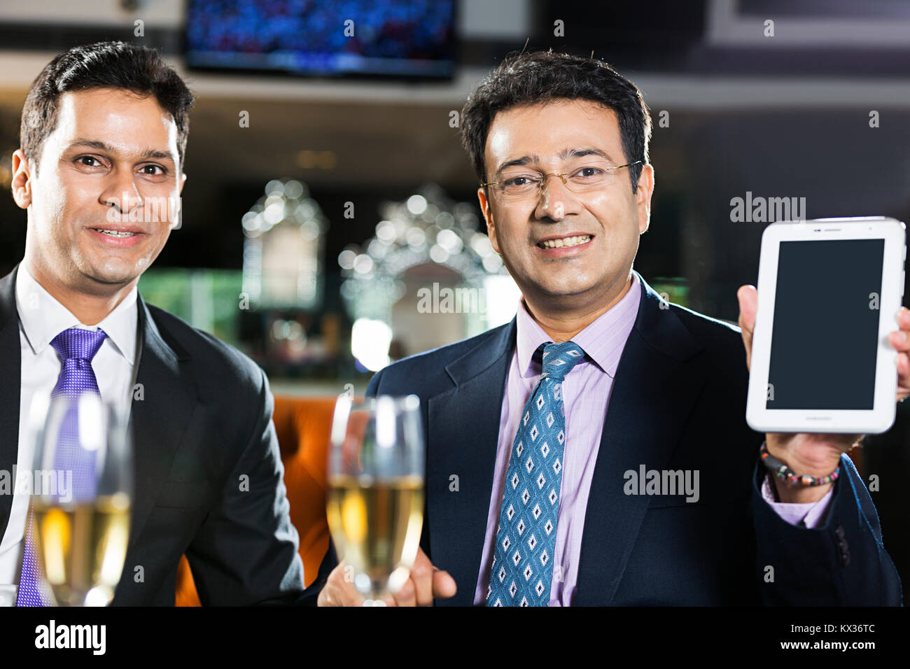 Due uomini di affari collega mostra Digital Mobile Tablet in Hotel Foto Stock