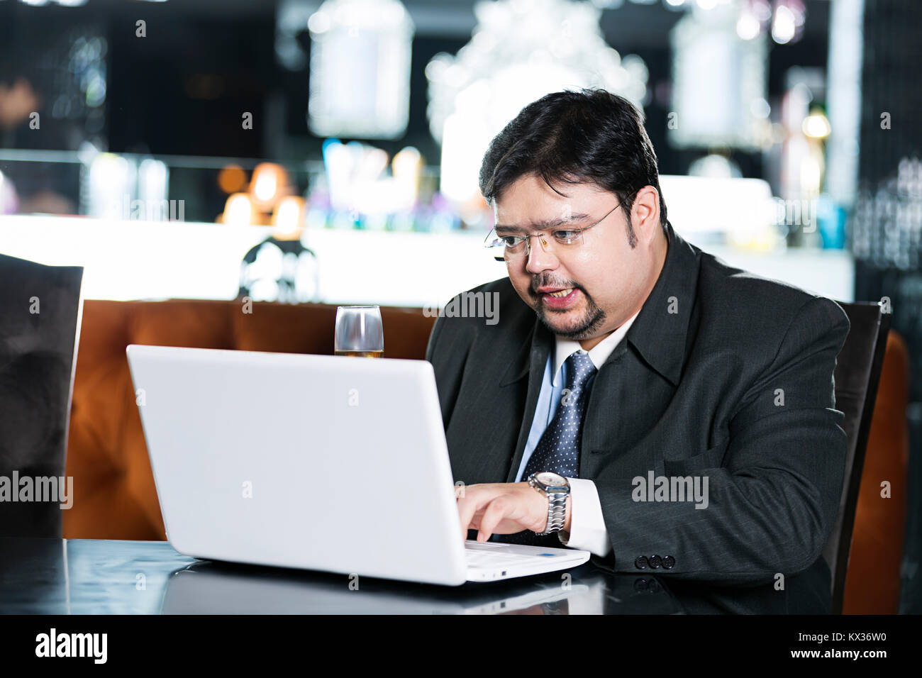 Un uomo di affari tabella seduta di lavoro portatile Office-Work in hotel Foto Stock