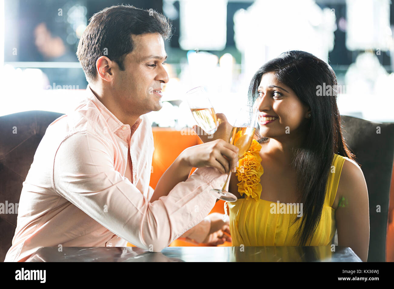 Romantico coppia sposata bere alcool In-Restaurant celebrazione dell anniversario Party Godetevi Foto Stock