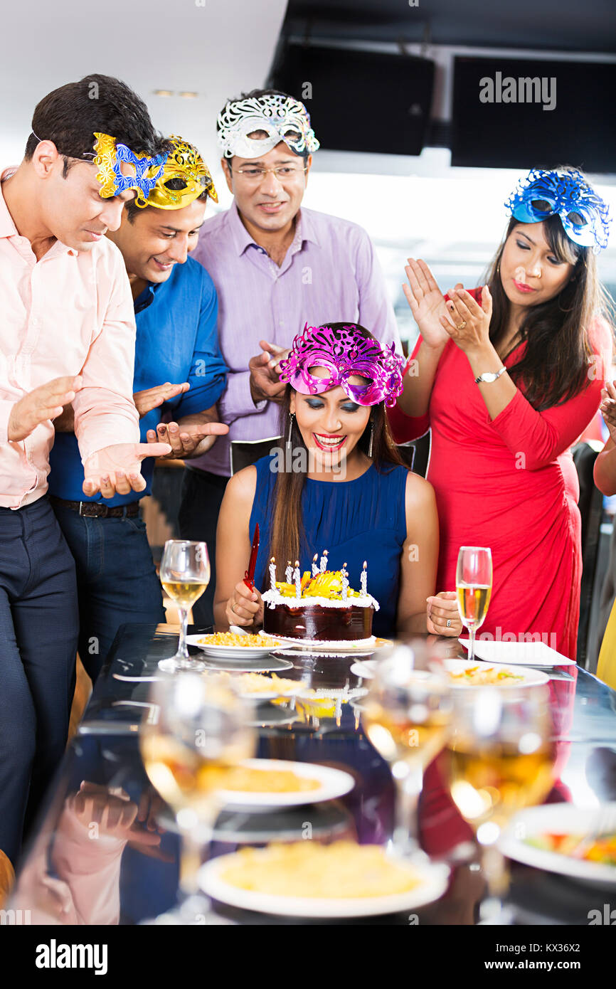 Gruppo adulti uomini e donne amici celebrare la festa di compleanno - Ristorante Foto Stock