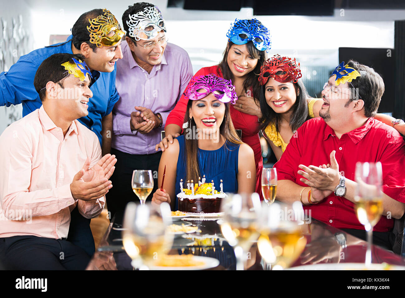 Felice gruppo amici adulti celebrando, Femmina festa di compleanno godere Gli In-Hotel Foto Stock