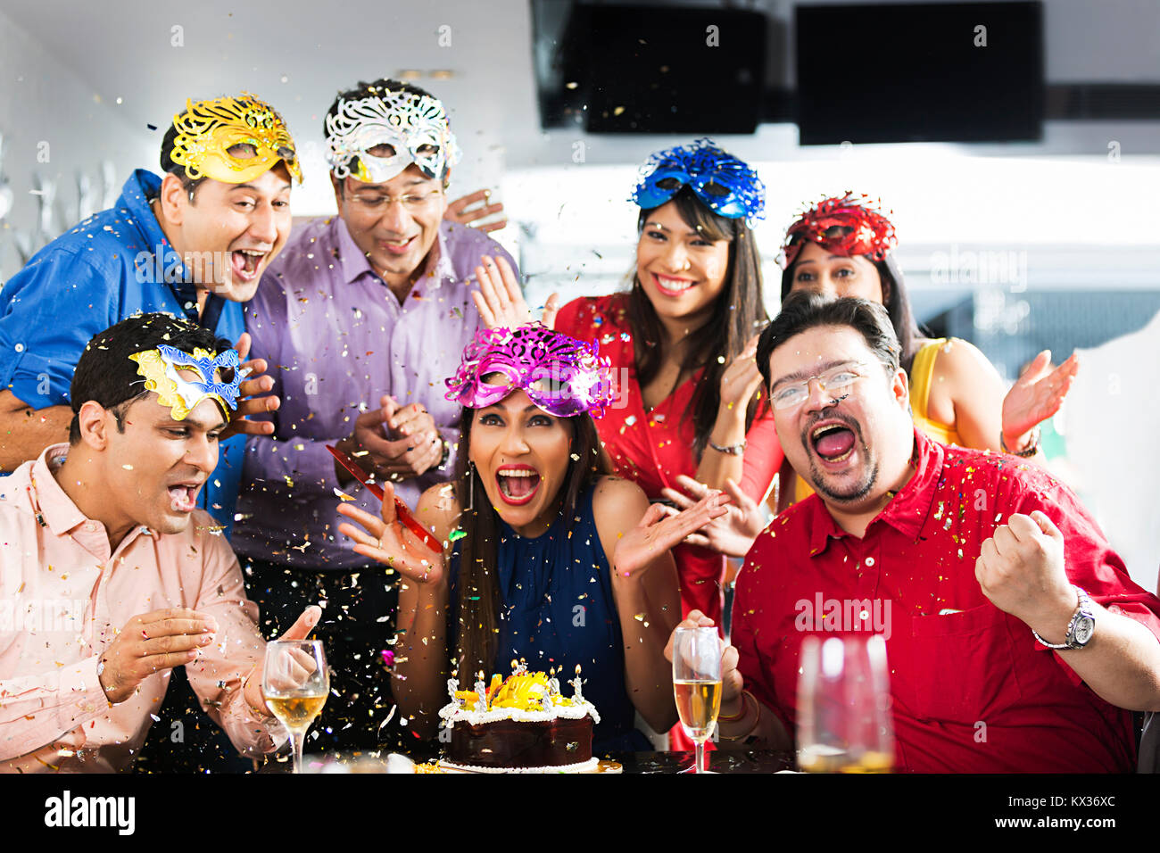 Gruppo amici adulti celebrazione di compleanno godere delle parti Gli In-Hotel Foto Stock