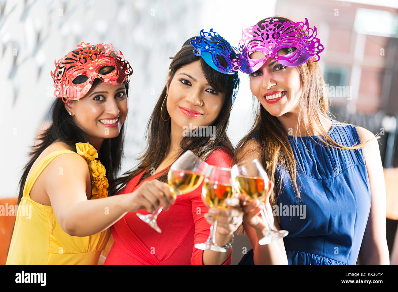 Tre onorevoli amici Champagne-Glasses tostatura godendo Capodanno Party celebrazione Ristorante Foto Stock