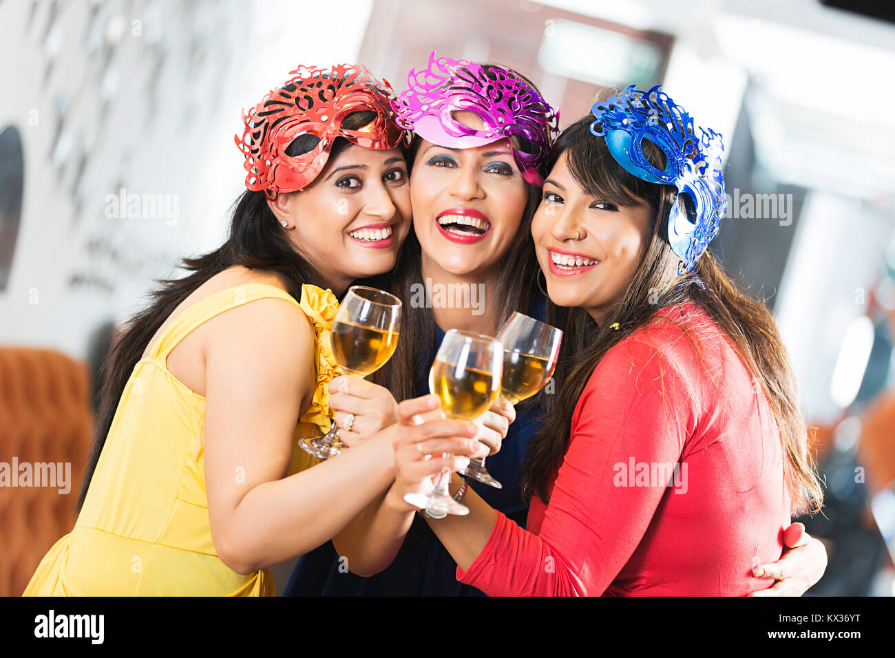 Felice Indian Womens amici Capodanno festa per celebrare il divertimento allegro ristorante Foto Stock