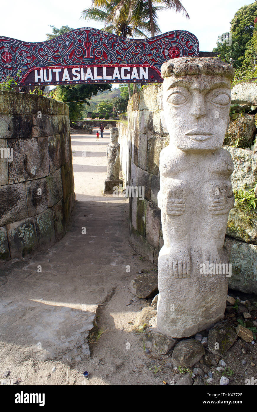 Gate di Hutasiallagan, isola di Samosir, Sumatra Foto Stock