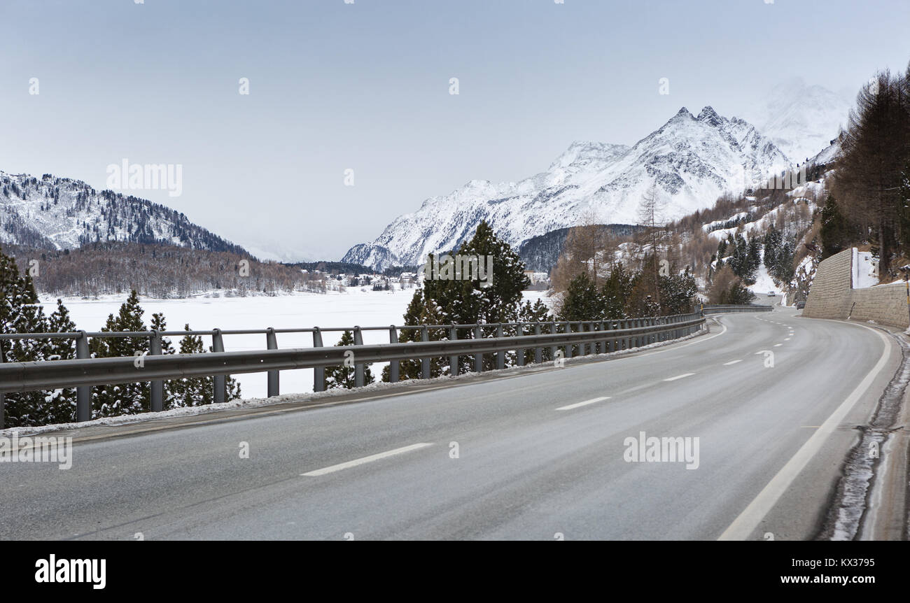 Strada di Montagna in un nuvoloso giorno di inverno (Alpi svizzere). Val Bregaglia; Svizzera Foto Stock