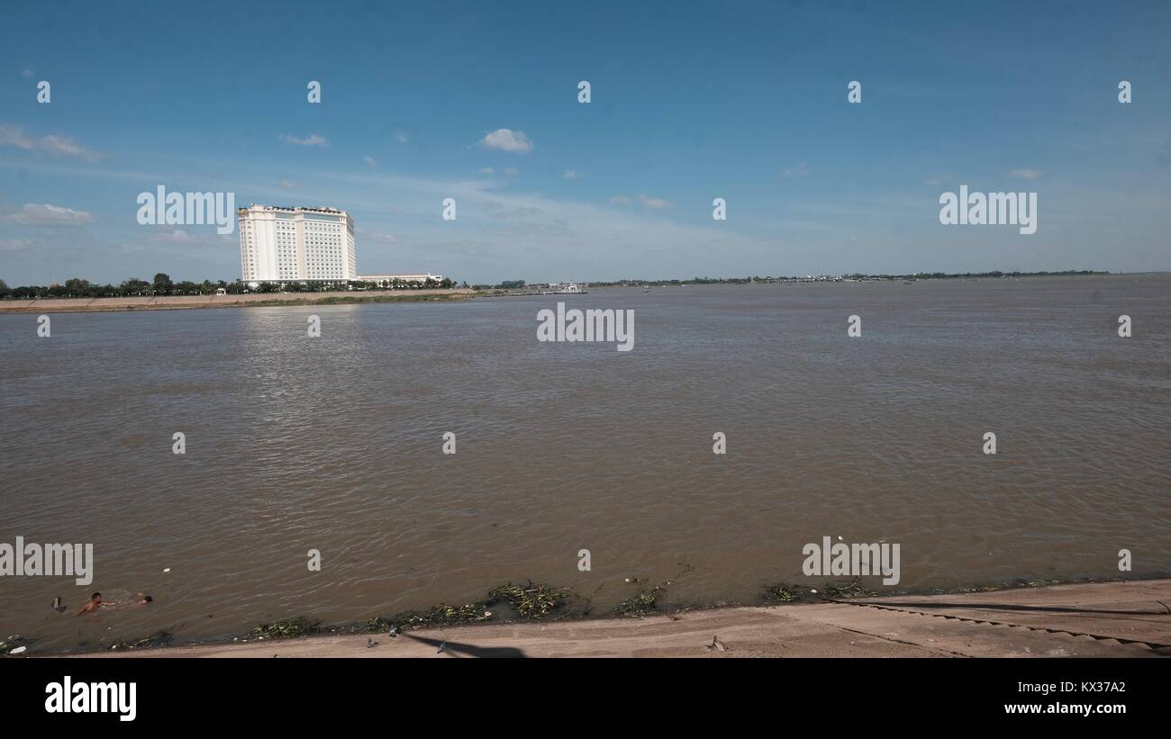 Questo è l'unico geograficamente nel punto in cui le acque si fondono il fiume Tonle Sap incontra il fiume Mekong " Chaktomuk' confluenza Phnom Penh Cambogia Asia SE Foto Stock