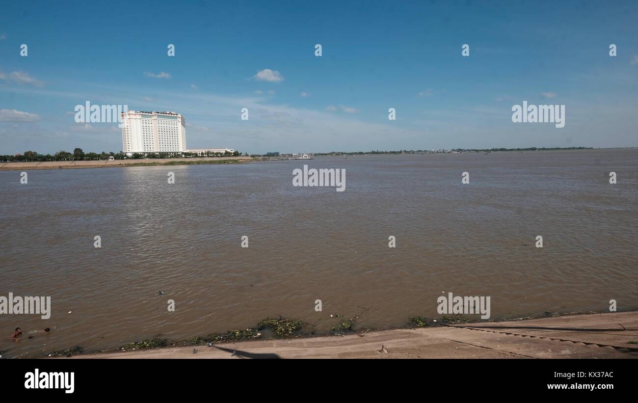 Questo è l'unico geograficamente nel punto in cui le acque si fondono il fiume Tonle Sap incontra il fiume Mekong " Chaktomuk' confluenza Phnom Penh Cambogia Asia SE Foto Stock