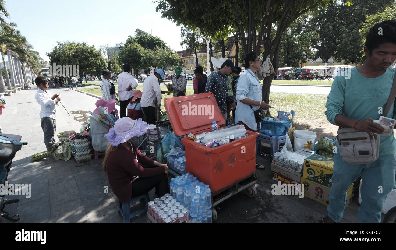 Bevande e snack food fornitori domenica lungo Sisowath Quay Boulevard Park lungo l'intersezione di Tonle Sap e Fiumi Mekong. Dic 2017 Foto Stock