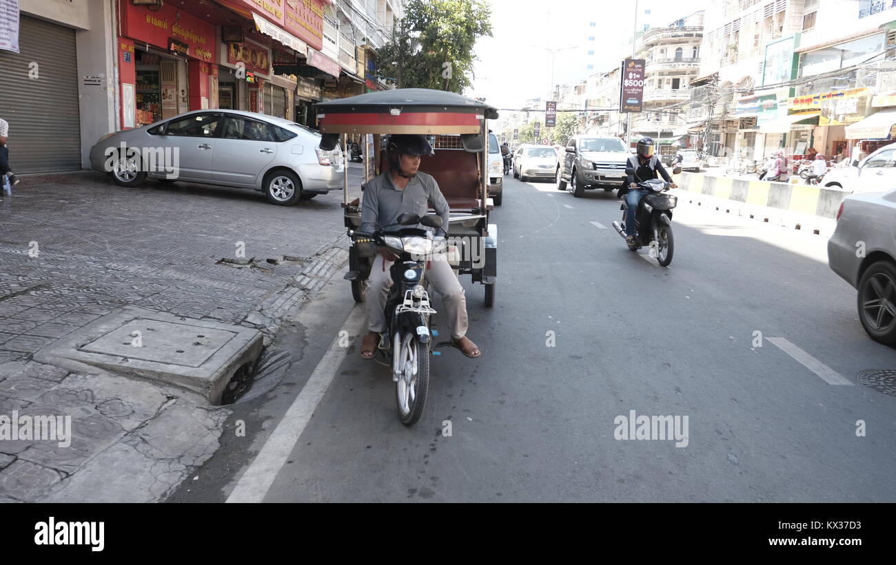 Charles de Gaulle Boulevard Tuk Tuk driver con scene di strada di Phnom Penh Cambogia Asia Sudorientale jan 2018 Foto Stock