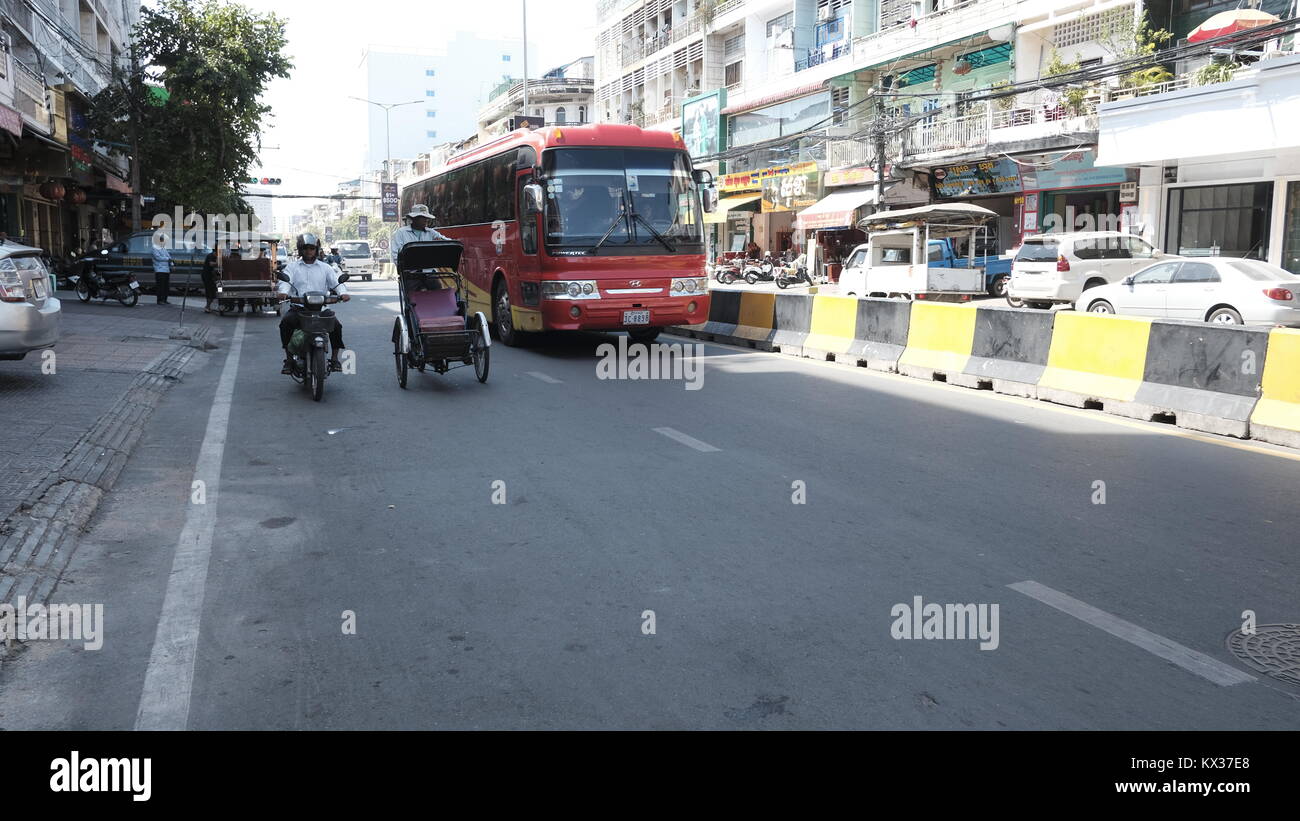 Charles de Gaulle Boulevard traffico Citlow Bus moto Scene di strada di Phnom Penh Cambogia Asia Sudorientale jan 2018 Foto Stock