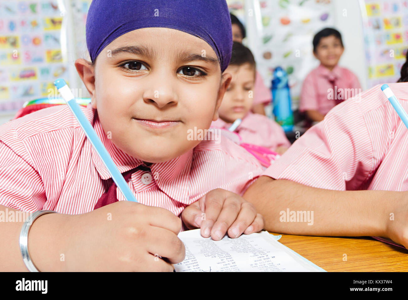 Indian School Kids studenti Boy Prenota studiare in formazione in classe Foto Stock