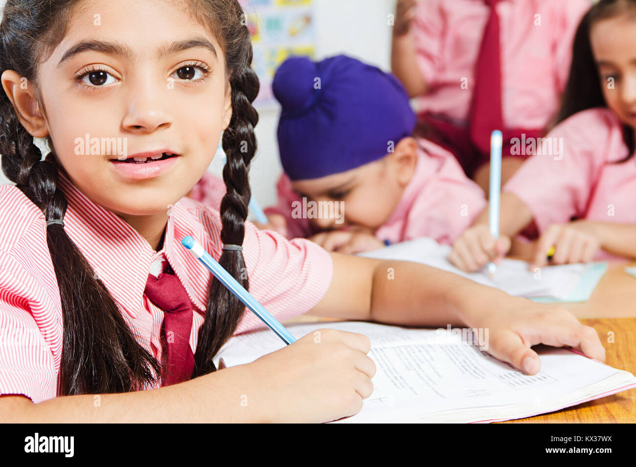 Indian School Kid Girl Notebook Studio Formazione in classe Foto Stock