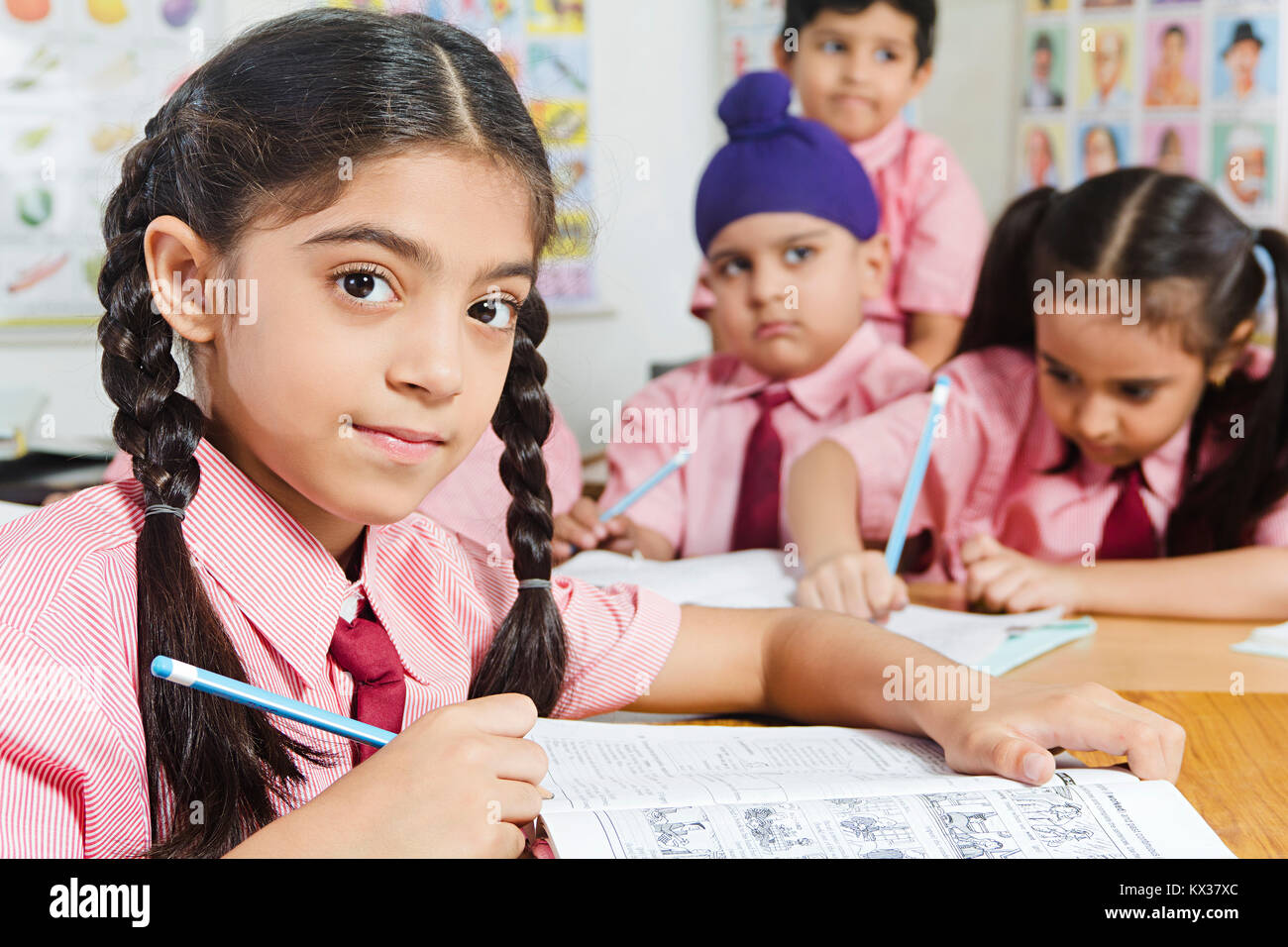 Indian School Kids studenti Notebook Studio di scrittura Formazione in classe Foto Stock