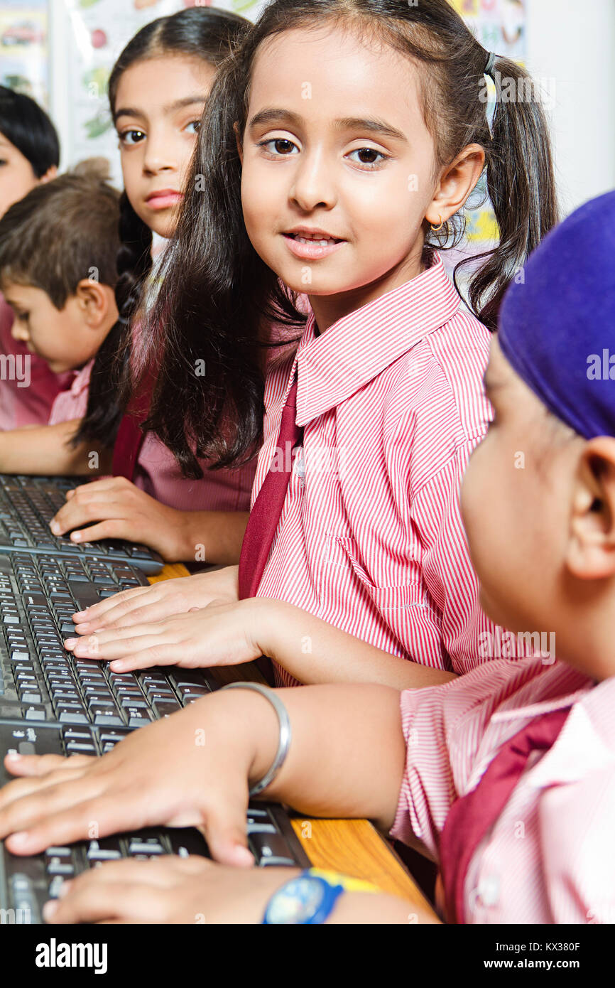 Indian School Kids studenti amici Computer Lab Education Learning studiare Foto Stock
