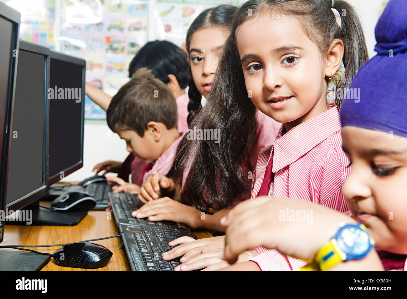 Indian School per bambini amici studenti Laboratorio di Computer E-Learning Foto Stock