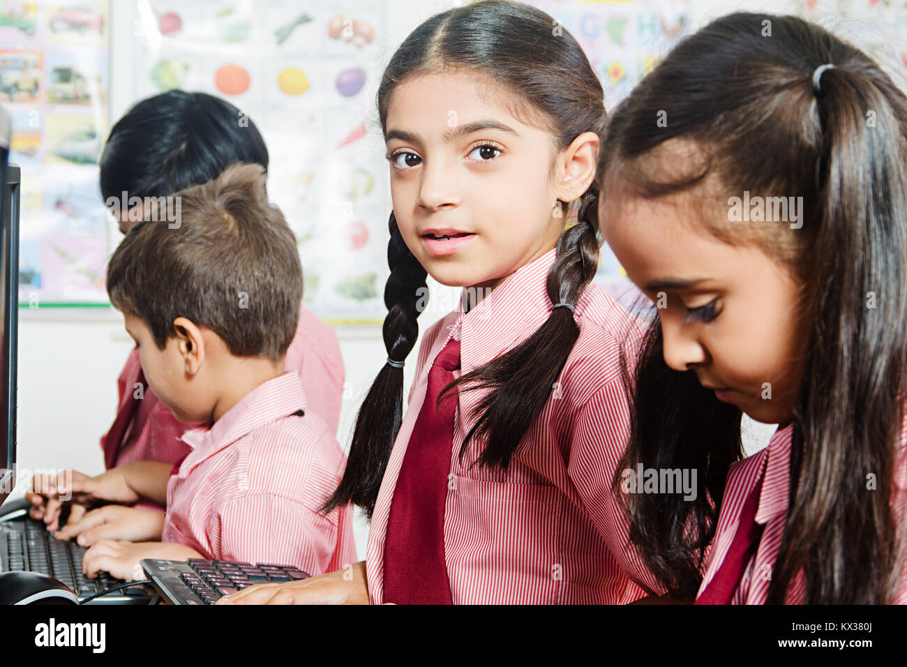 Indian School bambini studenti Classmate Computer Lab studiando l'istruzione Foto Stock