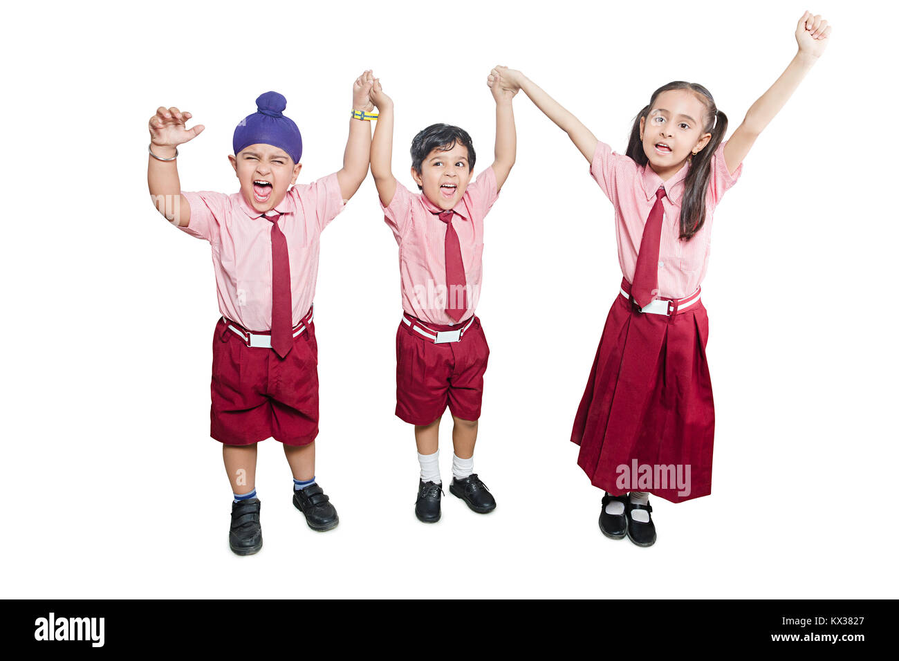 3 Indian School Kids studenti insieme agli amici divertendosi allegro Foto Stock