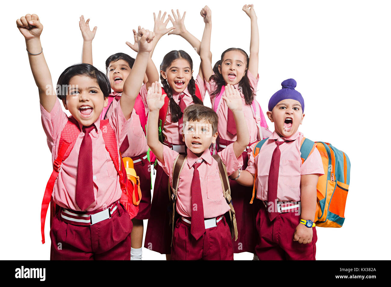 Felice gruppo indiano scuola gli studenti per bambini amici insieme gridando allegro Foto Stock