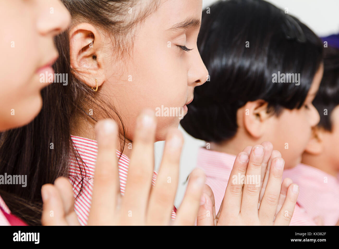 Indian School Childrens studenti uniti mani culto di preghiera Foto Stock