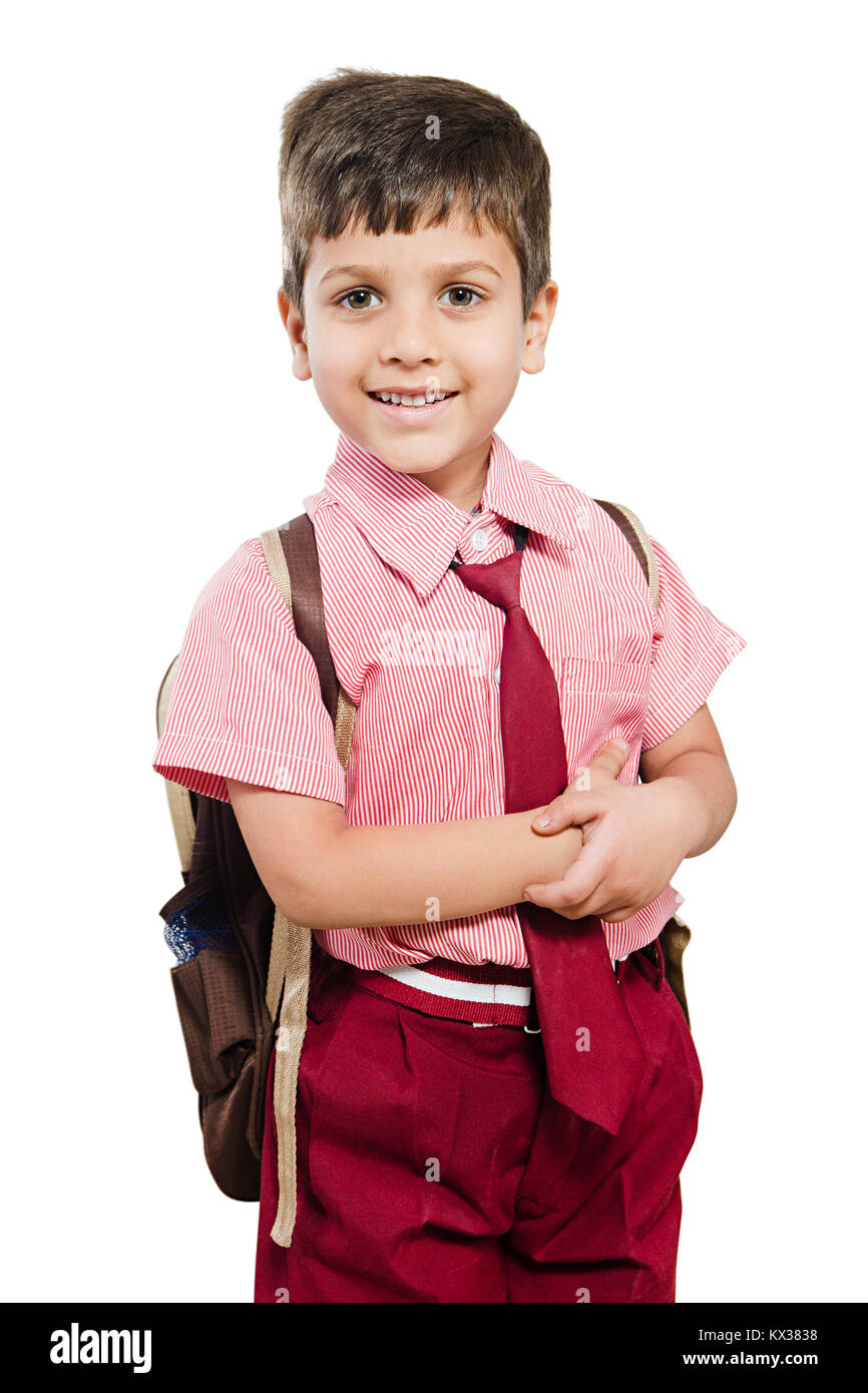 1 Indian School Kid ragazzo studente con le braccia incrociate in piedi Foto Stock