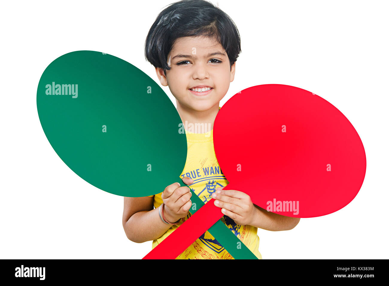 1 Indian Bambina tenendo il rosso e il verde bordo sorridente Foto Stock