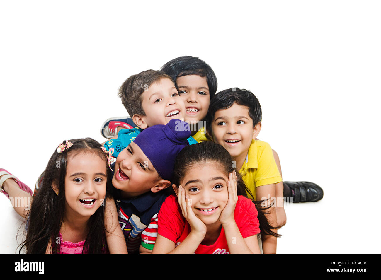 Felice Gruppo Amici dei Bambini sdraiato sul pavimento godendo Foto Stock