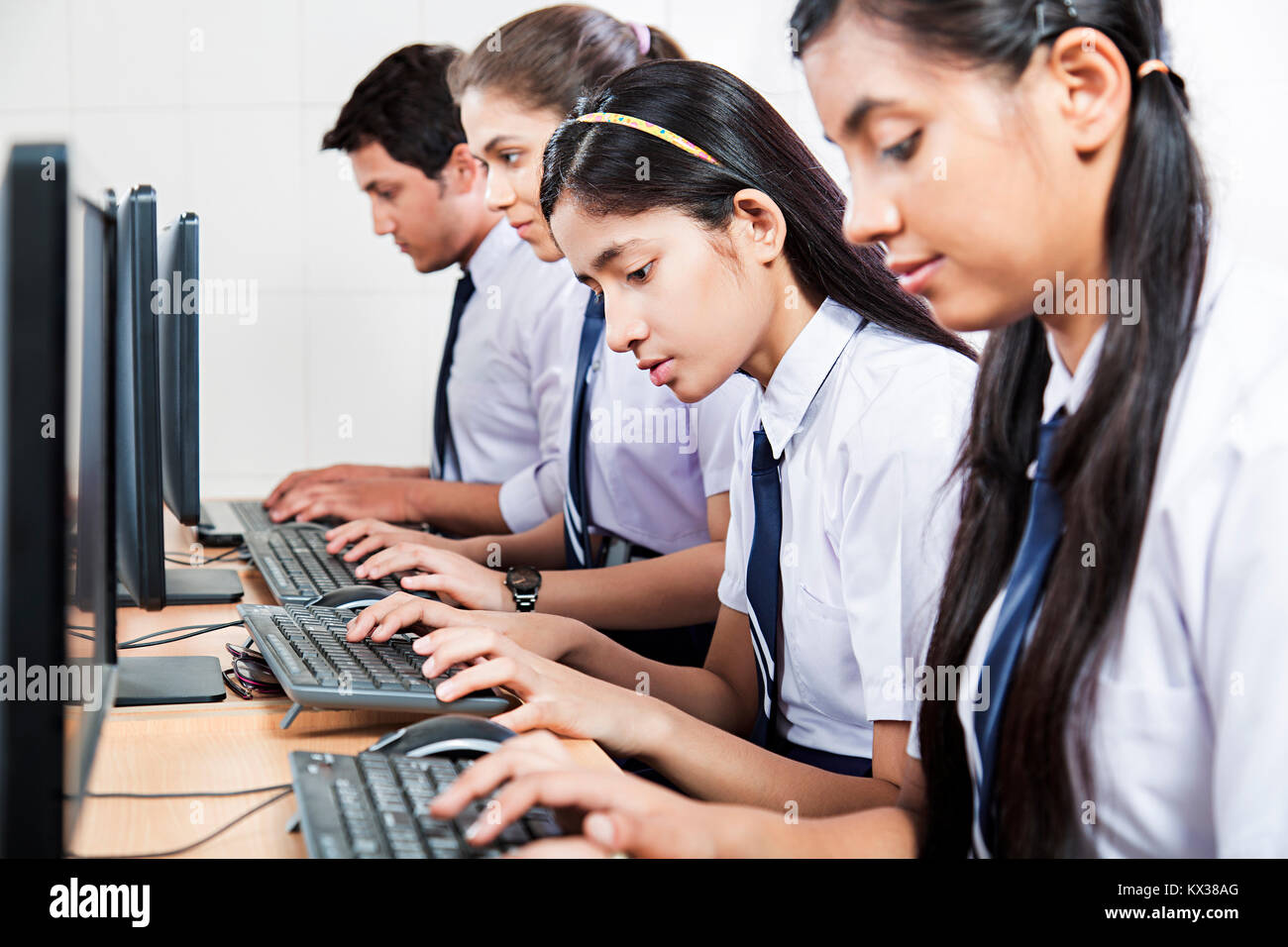Indian alta scuola gli studenti utilizzando Computer Studio Education Learning Classroom Foto Stock